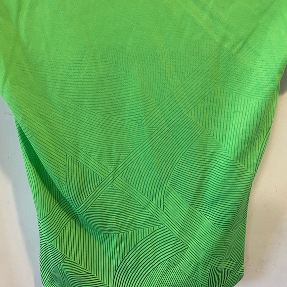 Women’s Under Armour v-neck running top! - Picture 8 of 8